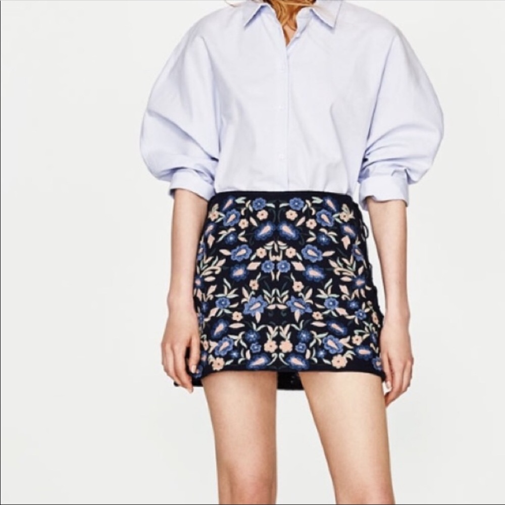 ZARA Embroidered Navy Skirt! Size M!